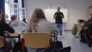 Ex-Häftling Henry-Oliver Jakobs erzählt Schülern und Schülerinnen der Lübecker Willy Brandt Schule von seinen 19 Jahren verpasste Lebenszeit im Gefängnis.