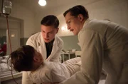 Otto (Jannik Schümann, M.) und Pfleger Martin (Jacob Matschenz, r.) kümmern sich um Emil, der von einem Blindgänger getroffen wurde.