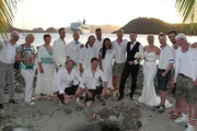Gruppenbild nach der Hochzeit vor der Grand Lady auf Iles-des-Saintes/Guadeloupe in der Karibik.