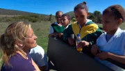 Tierärztin Christiane Hagen zeigt einer Schulklasse die Tiere im Reservat.
