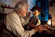 Der alte Spielzeugmacher Geppetto (Mario Adorf) schnitzt eine kleine Holzpuppe – und tauft sie Pinocchio.  Kann für alle Teile verwendet werden!