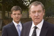 DCI Tom Barnaby (John Nettles, r.) und sein Assistent Ben Jones (Jason Hughes, l.).