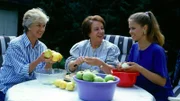 Hannelore (Maria Sebaldt, l.) hat beschlossen, Apfelkompott zu kochen. Gerda (Inge Wolffberg, M.) und Elke (Juliane Rautenberg, r.) helfen ihr gern.