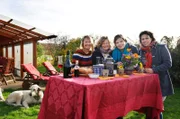 SWR Fernsehen LECKER AUFS LAND - EIN KULINARISCHER AUSFLUG, "zu Annette in den Westerwald", am Samstag (12.02.22) um 16:15 Uhr. Freuen sich auf einen schönen gemeinsamen Tag beim Begrüßungsgetränk, v.li. Annette Aller, Jutta Kurz, Magdalena Zelder und Maren Bornheimer-Schwalbach. © SWR/megaherz/Anne Deiß, honorarfrei - Verwendung gemäß der AGB im engen inhaltlichen, redaktionellen Zusammenhang mit genannter SWR-Sendung bei Nennung "Bild: SWR/megaherz/Anne Deiß" (S2+). SWR Presse/Bildkommunikation, Baden-Baden, Tel: 07221/929-26868, foto@swr.de