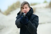 Elisabeth Fädli (Natalia Belitski) verfolgt Gerd Eichinger (Harald Windisch) und erschießt ihn in den Dünen.