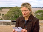 Tess (Bridie Carter) liest den Liebesbrief von Nick, den er vor seinem Tod geschrieben hat.