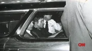 John Hinckley Jr. (M.) wurde von Secret Service und Reportern vor dem Hilton hotel in Washington überwältigt und sofort abtransportiert.