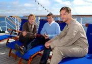 Der Schiffszimmermann Klaus (Nicki von Tempelhoff, r.) bekommt überraschend Besuch von seinem Bruder Thomas (Tom Mikulla, M.) und seiner Mutter Irmy (Gaby Dohm).