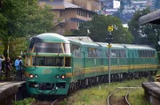 Der "Yufuin no Mori", ein Expresszug, der von Hakata Station in den Thermalbadeort Yufuin fährt.
