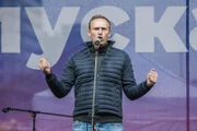 Alexej Nawalny hält eine Rede auf einer Bühne.