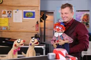 Der Bauchredner René Grummel (Martin Klempnow) hat Ärger mit seiner Puppe