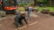 Im Garten von Familie Sonnborn findet die Feinplanung für die neue Terrasse statt.