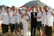 Gruppenbild mit "voXXclub" und dem Hochzeitspaar Iris und Torsten bei der Hochzeit auf Iles-des-Saintes/Guadeloupe in der Karibik.