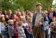 Adsche (Peter Heinrich Brix) führt die Kinder zum Osterhasen.