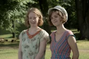 Greta (Lenoie Benesch) und Charlotte (Liv Lisa Fries) am Wannsee
