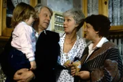 Gerda (Inge Wolffberg) macht Popcorn für Kathrinchen (Sophie Birkner). Eberhard und Hannelore (Stefan Orlac, Maria Sebaldt) freuen sich über ihre Enkelin.