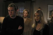 Spikes Chip zeigt die ersten Mängel. Buffy (Sarah Michelle Gellar, r.) und ihre Freunde machen sich große Sorgen ...
