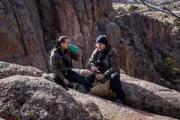 L-R: Bear Grylls und Bradley Cooper machen eine Pause während ihrer Reise durch das Pathfinder Canyon Gebiet in Wyoming.