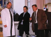 Die Kommissare Kehler (Wolfgang Bathke, re.) und Bongartz (Max Gertsch, Mi.) überlegen mit Prof. Fink (Michael Schönborn), ob die Patientin aus dem Fenster der Klinik gestoßen wurde - und wenn, von wem...