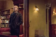 Mycroft (Rhys Ifans) wird von Sherlock aufs Schwerste beschuldigt: Er sieht ihn als den Verantwortlichen für Watsons Entführung, weil er nichts dagegen getan hat, dass sich ein Verbrechersyndikat in seinem Restaurant breitmacht ...