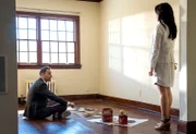 Holmes (Jonny Lee Miller, l.) begibt sich in die Wohnung eines Mordopfers, um den Tatort auf sich wirken zu lassen. Watson (Lucy Liu, r.) unterstützt ihn bei der Analyse - wie in alten Zeiten ...