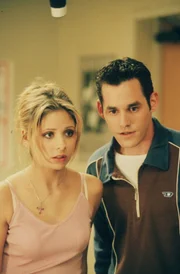 Buffy (Sarah Michelle Gellar, l.) und Xander (Nicholas Brendon, r.) müssen feststellen, dass alle Schüler außer sie beide, ihren Willen verloren haben ...