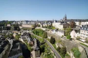 Luxemburg-Stadt, malerisch gelegen zwischen Berg und Tal: Das dicht besiedelte Land zieht immer mehr Menschen an, da gilt es, Wirtschaft und Naturschutz unter einen Hut zu bringen.
