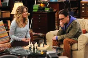 Leonard (Johnny Galecki, r.) ist verzweifelt - es sieht so aus, als würde ausgerechnet Penny (Kaley Cuoco, l.) ihn im Schach schlagen ...