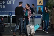 Es heißt Abschied nehmen: Jeff (Joel McHale, l.) bringt seine Freunde zum Flughafen, denn für Annie (Alison Brie, r.) geht es nach Washington zum F.B.I. und für Abed (Danny Pudi, M.) geht es nach Kalifornien als Produktionsassistent bei einer Sitcom ...