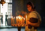Gläubige Frau zündet in der Sweti-Zwocheli-Kathedrale eine Kerze an.