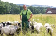 Seit 2014 betreibt Michael Stücke (Foto) zusammen mit seinem Mann Jochen Klinge die Schäferei Stücke im ostwestfälischen Löhne. Ursprünglich kommt der 50-jährige aus der konventionellen Landwirtschaft mit Schweinen und Kühen.