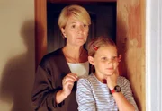 Julia (Christiane Hörbiger, l.) mit ihrer Enkelin Elisabeth (Paula Polak, r.).