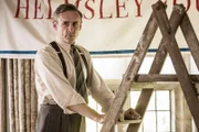 Der Hausmeister der Familie Helmsley, George Oakley (Cal Macaninch), hilft dabei, ein altes Familiengeheimnis zu schützen.