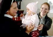 Schwester Sophie (Anne Weinknecht, l.) hütet Barbaras (Anna Luise Kish, r.) Baby.