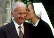 Bankier Dr. Seewald (Nicol Voigtländer, l.) erweist sich als Retter in der Not. Schwester Julia (Helen Zellweger, r.) bedankt sich mit einem Kuß bei ihrem Vater.