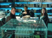Im Team herrscht Anspannung. Nick (George Eads), Warrick (Gary Dourdan, Mi.) und Sara (Jorja Fox) wissen, dass der Mörder erneut zuschlagen wird, wenn sie das Rätsel um das Mord-Modell nicht lösen...