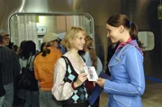 Laja (Sandra Schreiber, l.) ist überglücklich, als sie von Maybritt (Claudia Vogt, r.) ein Autogramm von "Hot Steam" erhält.
