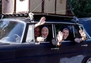 Schwester Lotte (Jutta Speidel, M.), Schwester Agnes (Emanuela von Frankenberg, l.) und Schwester Sophie (Anne Weinknecht, r.) winken fröhlich aus dem alten Daimler.