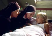 Schwester Lotte (Jutta Speidel, l.) und Schwester Felicitas (Karin Gregorek, M.) kümmern sich liebevoll um die kleine Trudi (Laura Borlein, r.).
