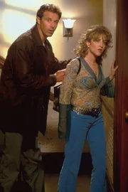 Sharona (Bitty Schram,r.)