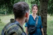 Erneut trifft Mai (Julia Hartmann) Förster Urs (Moritz Otto) im Wald.