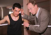 Dr. Schneider (Hans Peter Korff, re.) mit Rocky (Rafi Guessous), einem der jungen Kickboxer.