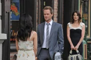 Barney (Neil Patrick Harris, M.) und Robin (Cobie Smulders, r.) mischen sich in Teds Beziehung ein und kommen sich dabei näher - bis zu dem Moment, als sie auf Nora (Nazanin Boniadi, l.) treffen.