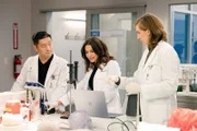 Erfolge im Labor, l-r: Dr. Gavin Hawj (Danny Yang), Dr. Amelia Shepherd (Caterina Scorsone), Dr. Kai Bartley (E.R. Fightmaster).
