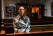 Schweren Herzens lässt das Zimmermädchen Sandy (Anna Kaminski) ihr Baby in der Kirche von Pfarrer Steffensen (Jan Fedder) zurück.