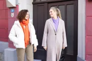 Cecilia (Carina Koller, l.) und Paula (Jess Maura) amüsieren sich über Valentins plumpen Verführungstrick.   +++