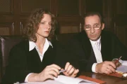Oberstaatsanwalt Gerhart Lotze (Henry van Lyck) berät sich mit Staatsanwältin Susanne Clausen (Brigitte Beyeler)