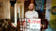 "Schweig oder stirb“, steht auf dem Plakat. Es hat den Geschichtslehrer Nikita Tuschkanow, 26, den Job gekostet. Als einziger in seiner kleinen Stadt hat er für Nawalny demonstriert – und wurde entlassen.