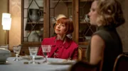 Monika (Sonja Gerhardt, r.) hat Hannelore Lay (Helen Schneider, l.) zum Essen nach Hause eingeladen und muss mit ansehen, wie die Situation eskaliert.