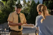 Lenerl (Victoria Abelmann-Brockmann) zeigt Riedl (Paul Sedlmeir) den Pizza Automaten, Er nimmt eine Funghi.
